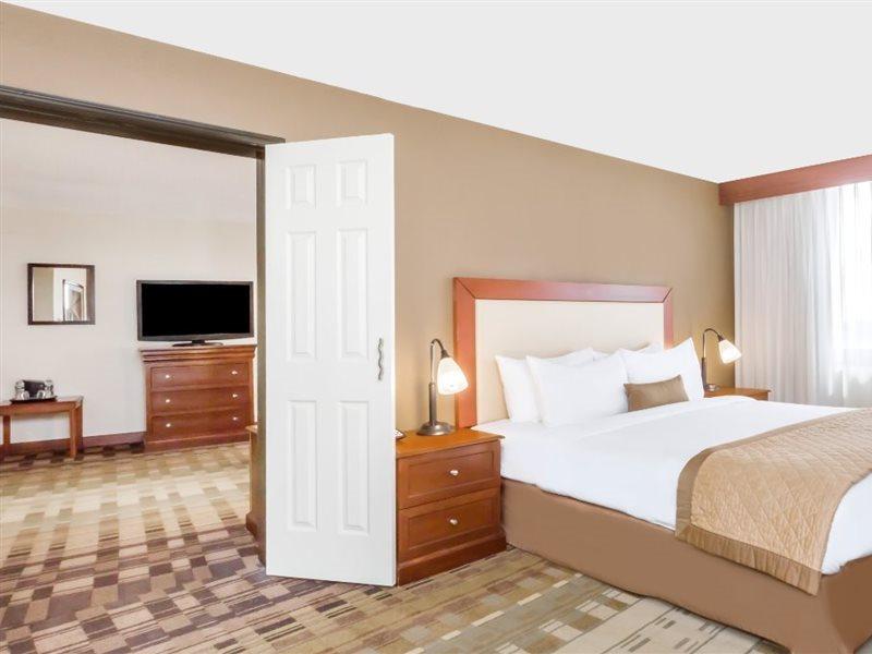 Clarion Hotel & Suites Mount Laurel Eksteriør bilde