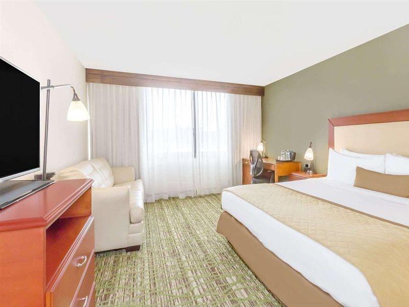 Clarion Hotel & Suites Mount Laurel Eksteriør bilde
