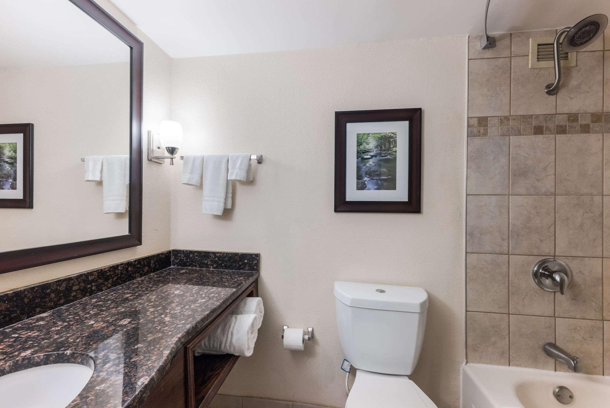 Clarion Hotel & Suites Mount Laurel Eksteriør bilde