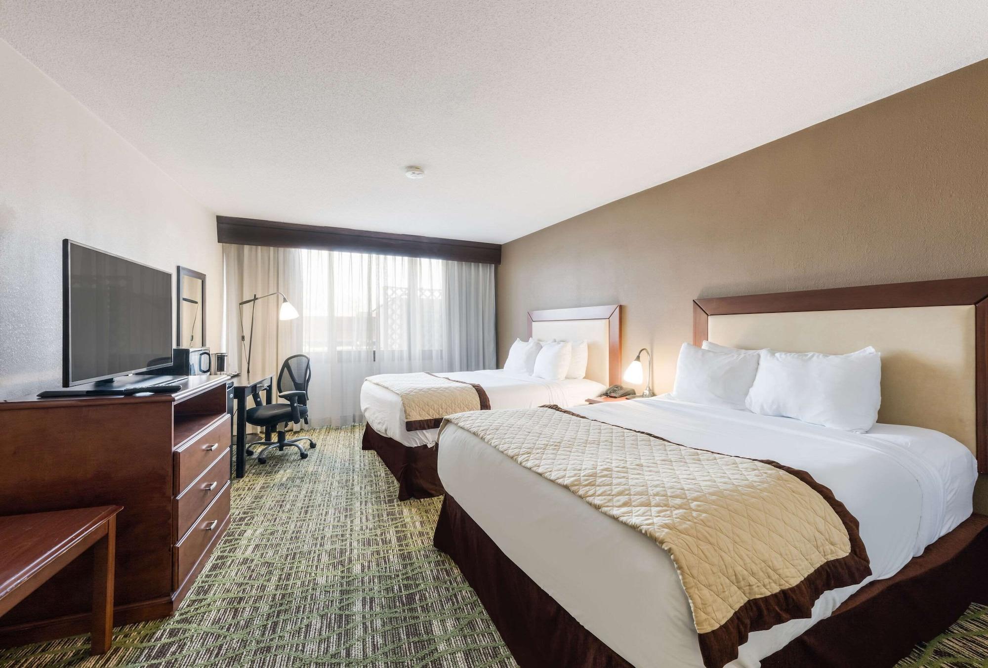 Clarion Hotel & Suites Mount Laurel Eksteriør bilde
