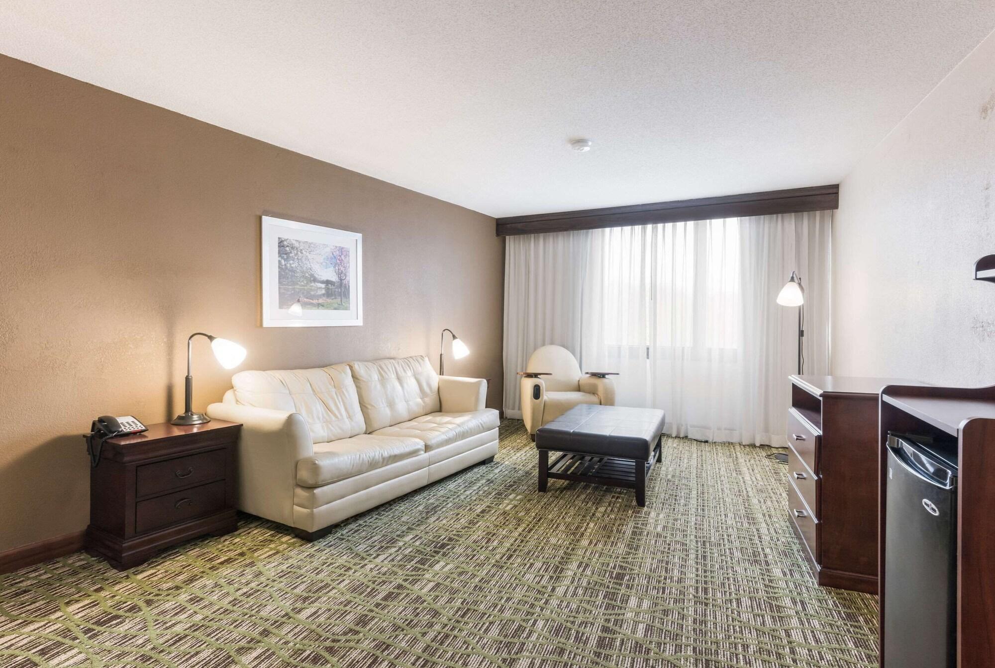 Clarion Hotel & Suites Mount Laurel Eksteriør bilde