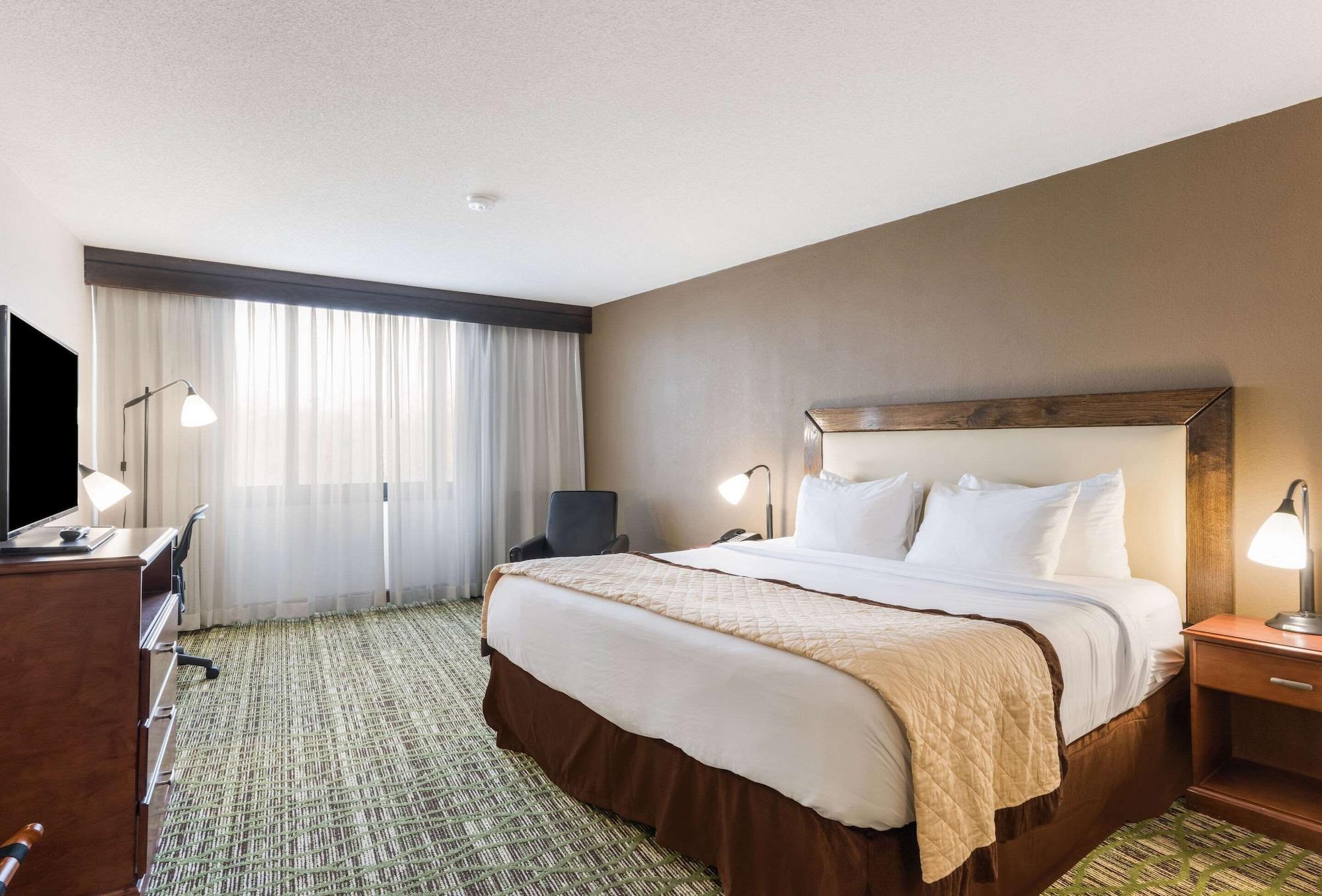 Clarion Hotel & Suites Mount Laurel Eksteriør bilde