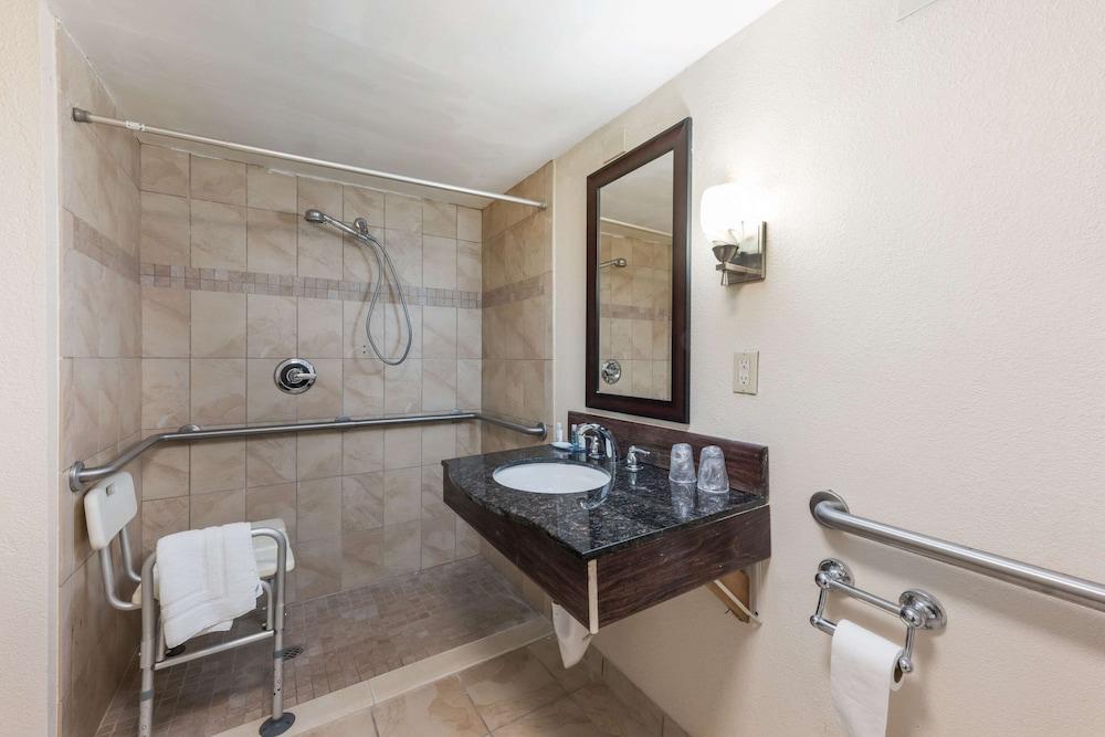 Clarion Hotel & Suites Mount Laurel Eksteriør bilde