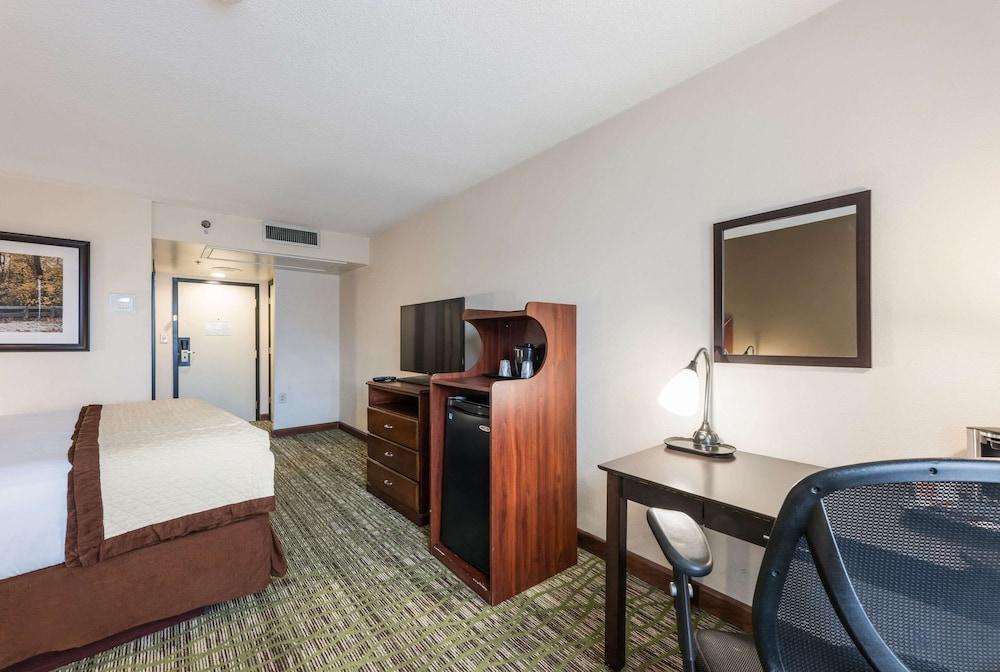 Clarion Hotel & Suites Mount Laurel Eksteriør bilde