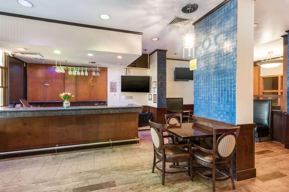 Clarion Hotel & Suites Mount Laurel Eksteriør bilde