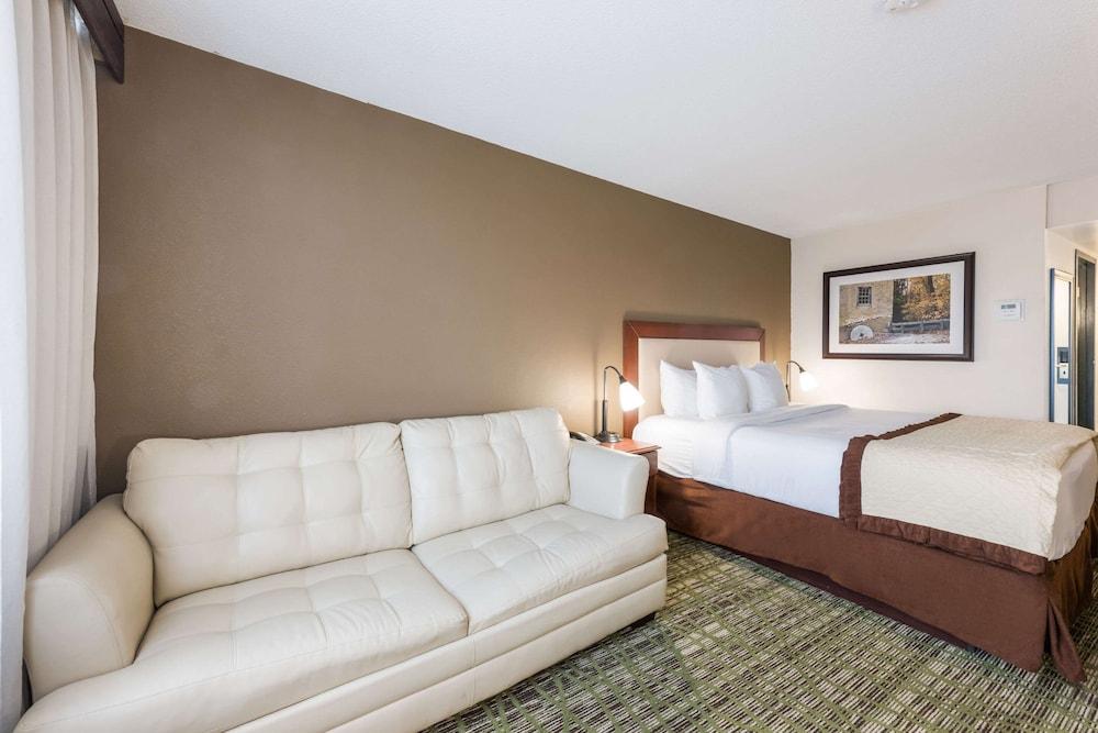 Clarion Hotel & Suites Mount Laurel Eksteriør bilde