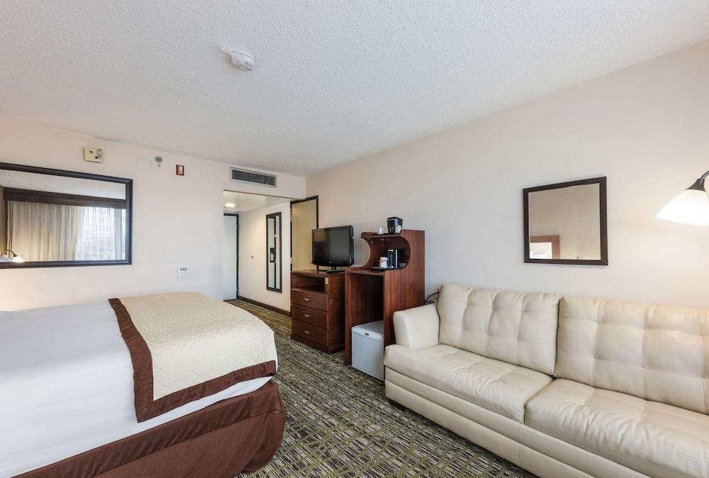 Clarion Hotel & Suites Mount Laurel Eksteriør bilde