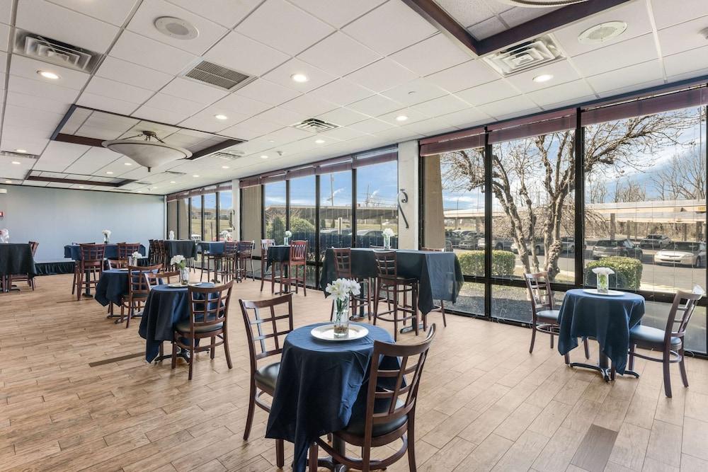 Clarion Hotel & Suites Mount Laurel Eksteriør bilde